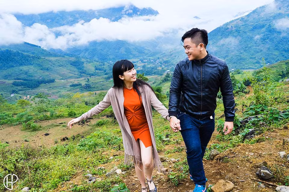 Sau 1 lần xin số bất thành, Trần Quân 'lén lút' lấy được số điện thoại của nàng và đều đặn gọi điện tâm sự.