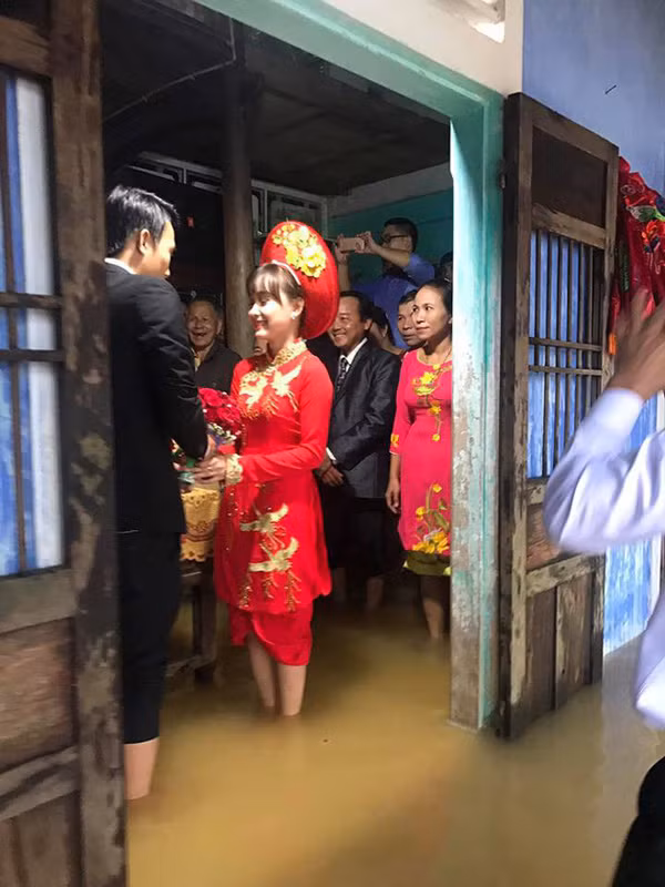 Qua tìm hiểu, chú rể tên là Trần Văn Bình và cô dâu Dương Thúy Lâm đều sinh sống tại Thừa Thiên Huế. Dù mưa gió nhưng trên cặp đôi này vẫn rất hạnh phúc khi trên môi luôn thường trực nụ cười bởi ngày trong đại đặc biệt của mình.