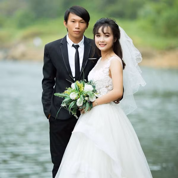 Co dau mac ao dai voi...quan dui trong dam cuoi ngay mua