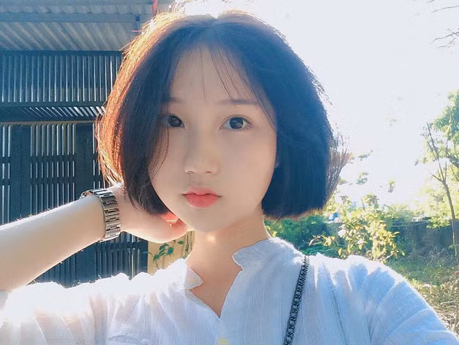 Cô nàng ít khi dùng mỹ phẩm mà thường chăm sóc da bằng những liệu pháp tự nhiên. "Mình có sở thích làm đẹp, hay tỉ mỉ chăm sóc tóc, chọn trang phục, phụ kiện. Thường thì mình cứ lấy bản thân ra làm chuột bạch thí nghiệm, thấy đẹp thì tư vấn cho bạn bè", Lin Sa nói.