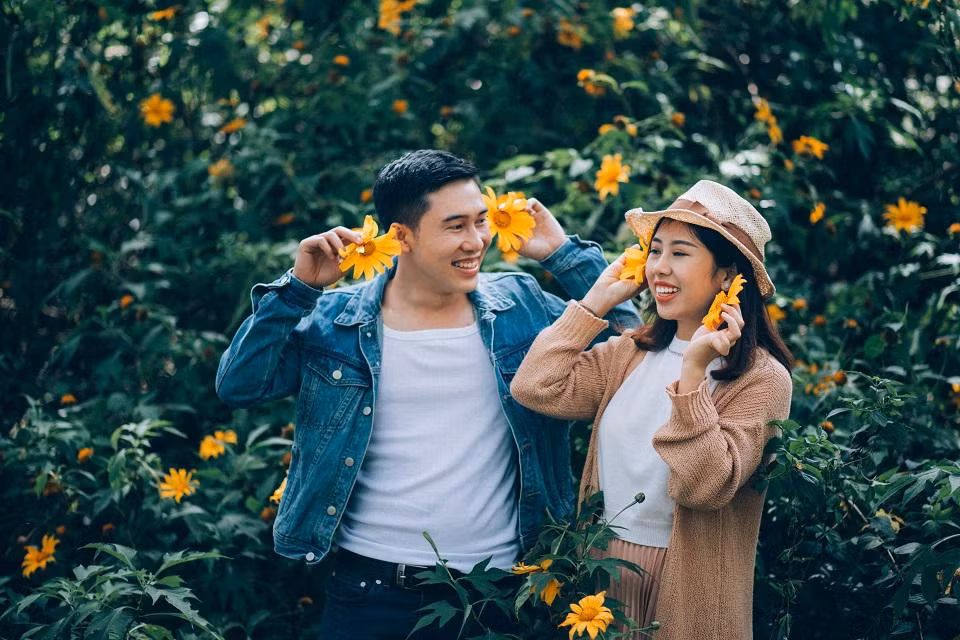 'Ngay tối trước chuyến đi, anh ấy đã gây bất ngờ cho mình bằng cách… cãi nhau, thậm chí trêu cho mình giận dỗi bỏ về. Lúc đó mình còn đang không thể tin được anh ấy lại thay đổi nhanh như vậy thì đúng 12h đêm anh tới nhà, gọi mình xuống dưới và hát chúc mừng sinh nhật trong ánh nến lung linh' - Thu Trang kể.