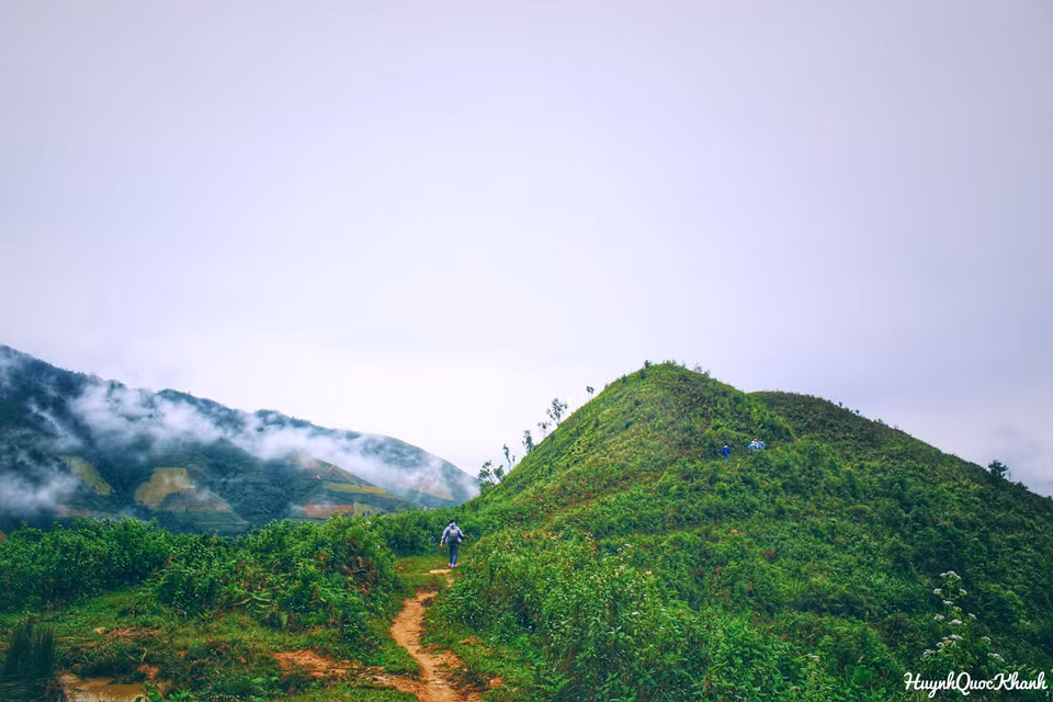 Sáng sớm ngày thứ hai, đoàn xuất phát sớm tìm đến địa điểm săn mây thứ hai Xím Vàng (bạn có thể thấy bảng chỉ dẫn rẽ phải lên Xím Vàng cách trung tâm Tà Xùa khoảng 4 km). Đường đi có những đoạn uốn lượn cùng đèo hiểm trở. Cuối cùng chúng tôi cũng tìm được “sống lưng khủng long” ở Xím Vàng.