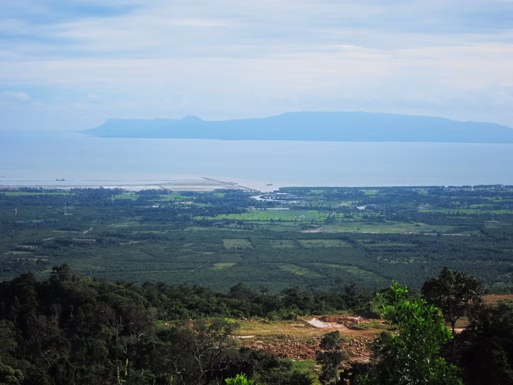  Kampot, Campuchia: Du khách đến đây có thể trải nghiệm đi dạo dọc bờ sông, ngắm cảnh thiên nhiên hoang dã... Bên cạnh thiên nhiên quyến rũ, Kampot là nơi có ngành du lịch phát triển nhanh với các khách sạn và nhà hàng đã được xây dựng. Ngoài ra, Kampot vẫn còn lưu giữ được những khu phố, tòa nhà được xây dựng từ thời Pháp thuộc.