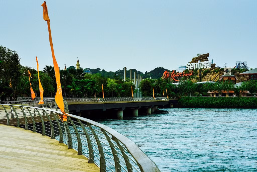  Sentosa, Singapore: Sentosa là hòn đảo du lịch nổi tiếng ở Singapore. Du khách sẽ được tham gia vào các cuộc phiêu lưu thú vị và ghé thăm những điểm tham quan hiện đại. Bên cạnh các công viên chủ đề và trung tâm giải trí, Sentosa còn có bãi biển Siloso, các hang động ở phía Tây Tanjung Rimau.