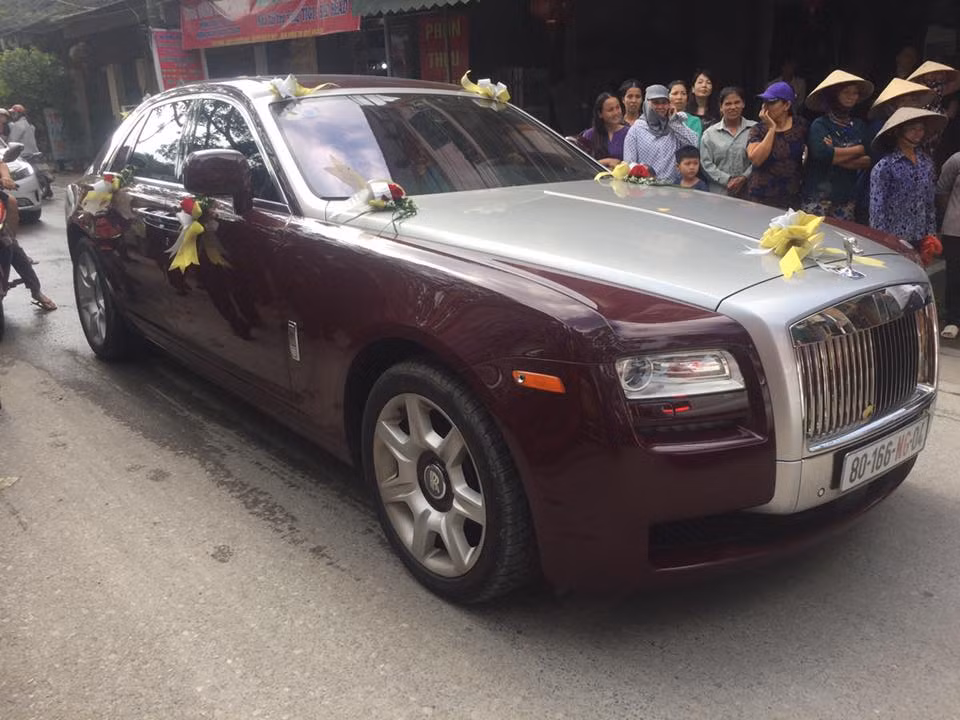 Một chiếc Roll Royce khác trong đoàn đưa dâu khiến đám cưới ở Bắc Ninh "sáng" nhất những ngày qua.
