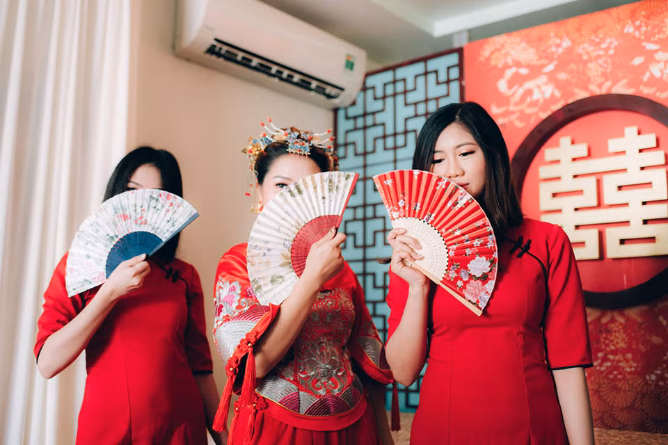 Thế nhưng đúng như câu nói: 'Hữu duyên thiên lý năng tư ngộ', lần này Dũng lập nhóm đi chơi ở Lý Sơn với bạn là cô dâu Dũng từng chụp hình. Lúc này bạn Dũng lại rủ thêm hội chị em bạn dì và trong đó có Mí Mí.