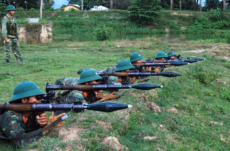 B41 là cách gọi của Việt Nam với súng chống tăng RPG-7 do Liên Xô chế tạo. Nước bạn đã viện trợ cho bộ đội ta số lượng lớn B41 vào khoảng năm 1956 đến 1966. Đến thập nhiên 1970, súng chống tăng B41 đã thay thế hoàn toàn khẩu B40 (RPG-2) trong các đơn vị quân chủ lực.