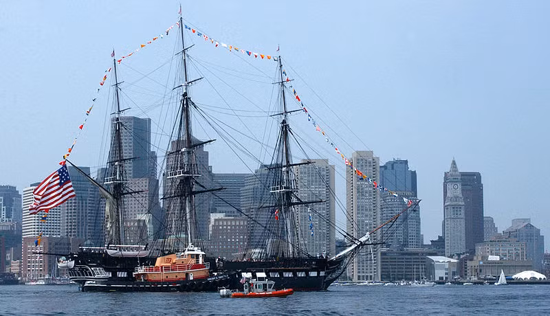 Chiến hạm USS Constitution được phân hạng là khu trục hạm hạng nặng (tất nhiên theo chuẩn của thế kỷ 18), được đặt tên bởi Tổng thống George Washington theo tên của Hiến pháp Hoa Kỳ (United States Constitution).