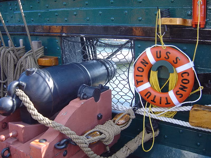 Về hỏa lực, USS Constitution được trang bị 30 khẩu pháo 152mm có trọng lượng mỗi khẩu 2,5 tấn, 20 khẩu pháo 96mm.