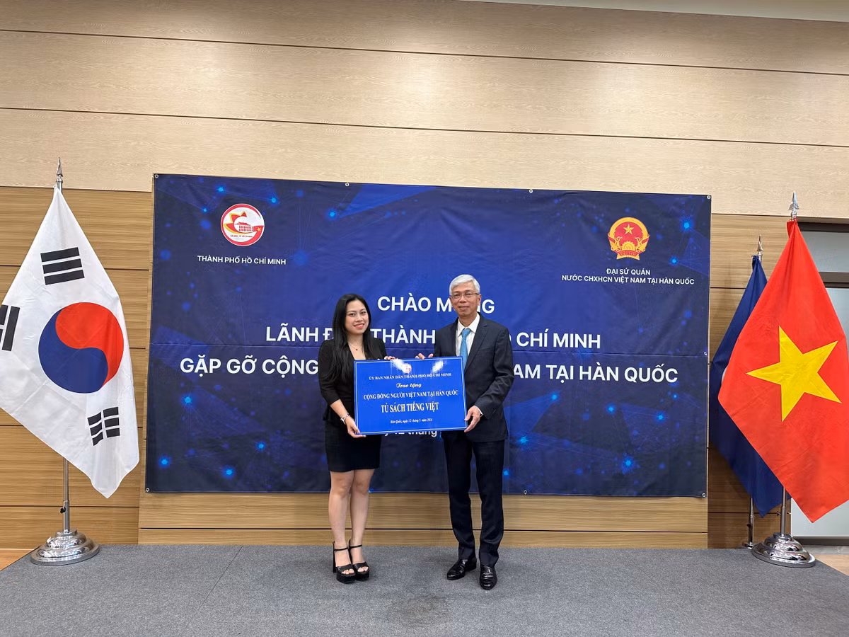 Lãnh đạo TP HCM gặp gỡ cộng đồng người Việt Nam tại Hàn Quốc - Hình 4 Lanh dao TP HCM gap go cong dong nguoi Viet Nam tai Han Quoc-Hinh-4