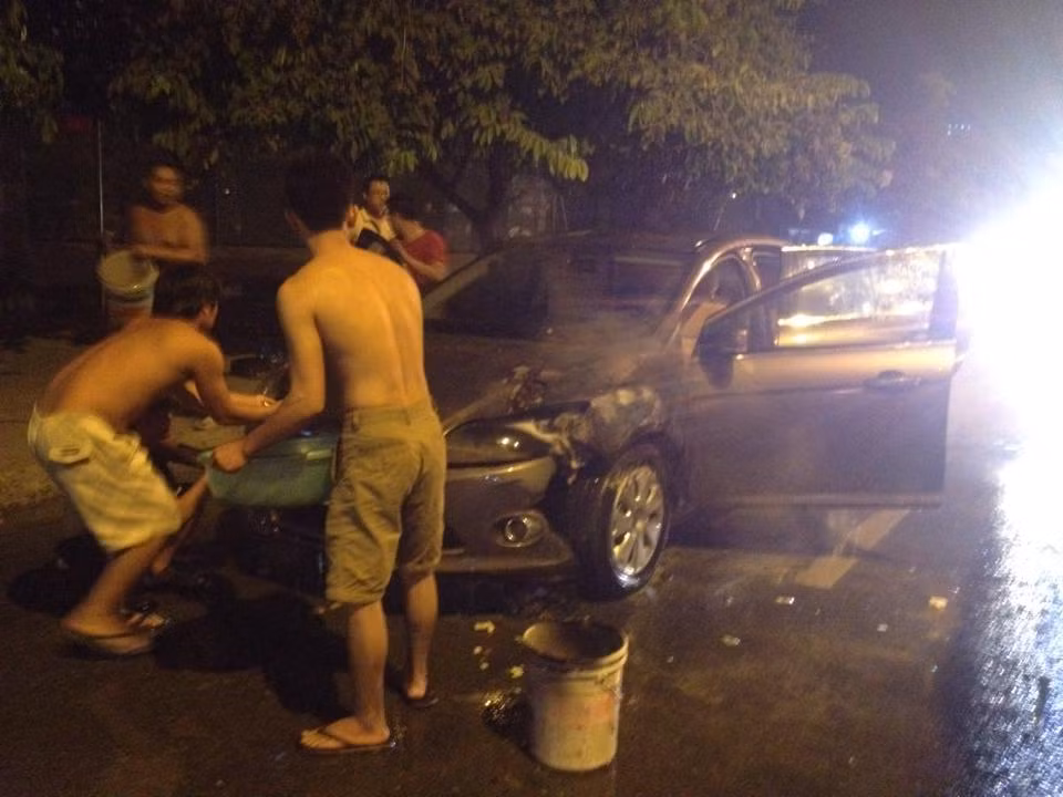 Ha Noi: Xe hop dang luu thong bong nhien boc chay