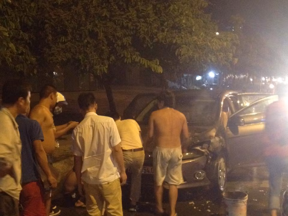 Ha Noi: Xe hop dang luu thong bong nhien boc chay-Hinh-2