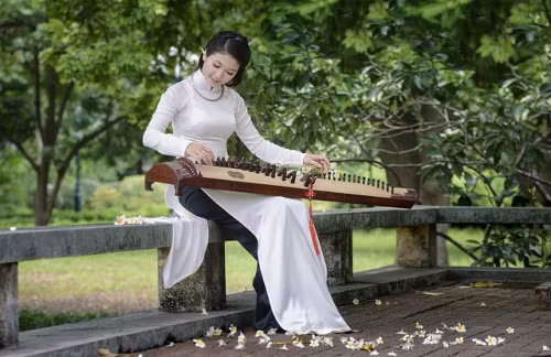 Bộ ảnh này được chụp tại Hoàng Thành Thăng Long và Bãi giữa Sông Hồng.