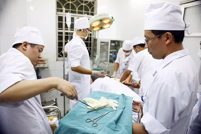 Với kinh nghiệm của mình bác sĩ Phú cho biết, cao điểm của ca trực cuối tuần thường diễn ra từ 21h cho tới 2h sáng hôm sau (đó là thời gian kết thúc các cuộc nhậu). Nhưng hôm nay, mới 20h khoa đã phải tiếp nhận một bệnh nhân nặng trong tình trạng đa chấn thương rách đỉnh đầu, gãy xương đòn và 4 xương sườn do tự gây tai nạn sau khi được cho là "mới uống có 3 cốc rượu". Với các ca cấp cứu tai nạn do say rượu và ma túy, các bác sĩ rất vất vả bởi bệnh nhân thường quậy phá và chửi bới.