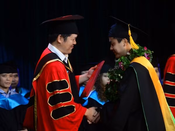 Ha Noi tuyen dac cach 32 cong chuc la cac thu khoa