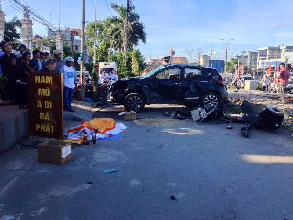 Tau hoa va o to o Ha Noi: 6 nguoi thuong vong-Hinh-3