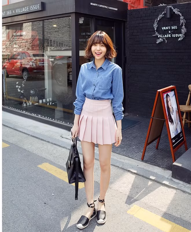 Các mẫu váy xếp pli kết hợp cùng sơ mi được đánh giá cao về độ thanh lịch. 