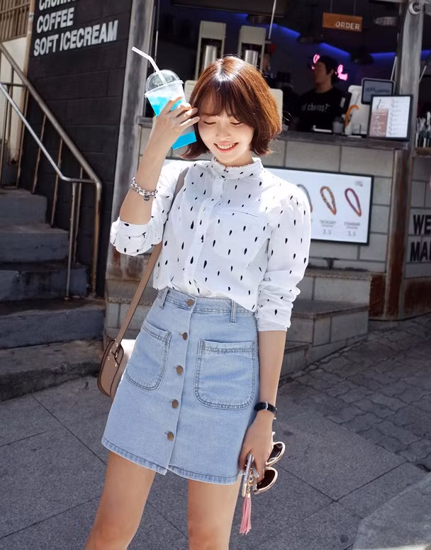 Với chiều cao trung bình của phụ nữ châu Á thì hầu hết độ dài chuẩn của váy là trên đầu gối. 