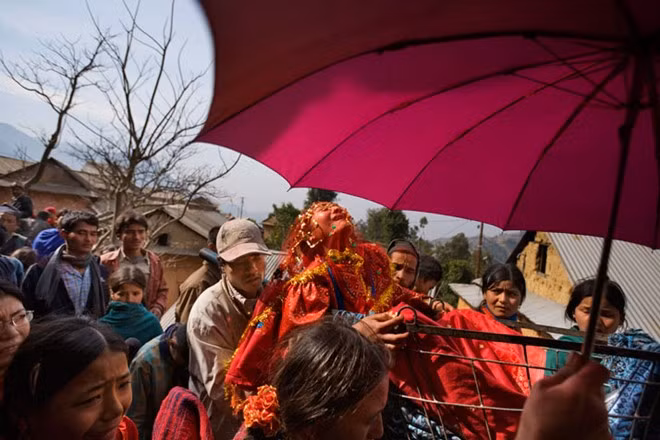 Cô dâu nhí khóc khi về nhà chồng trong lễ cưới truyền thống tại một ngôi làng nhỏ ở Nepal. Giống tại Ấn Độ, cô kết hôn từ rất sớm nhưng chỉ phải về nhà chồng khi 16 tuổi.
