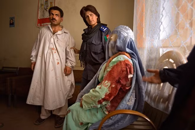 Malalai Kakar, nữ cảnh sát thành phố Kandahar, Afghanistan bắt một người đàn ông vì đâm cô vợ 15 tuổi. Tại đồn cảnh sát, người đàn cho biết cô vợ không nghe lời nên anh ta trừng phạt. Khi phóng viên hỏi về việc xử lý người đàn ông vũ phu, Kakar cho biết cô không thể làm gì. “Đàn ông ở đây là vua”, cô nhận định. Một thời gian sau, Kakar mất mạng bởi lực lượng Taliban.