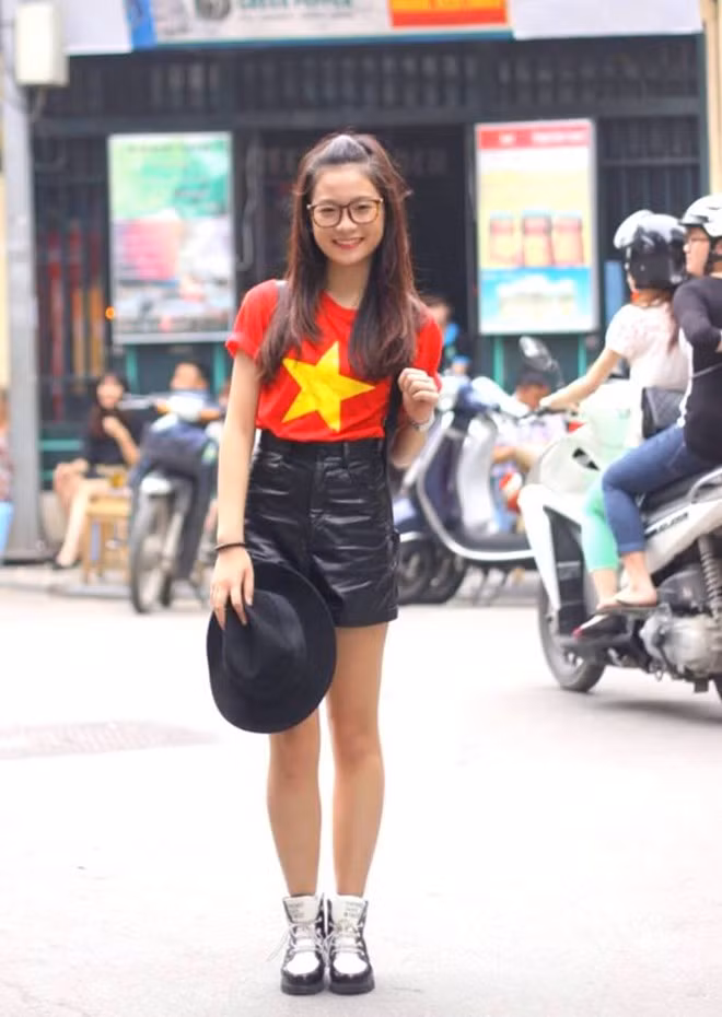 Mới 16 tuổi nhưng kiện tướng dance sport Phan Nguyễn Quỳnh Hương đã nổi bật với số đo 1,67m. Nhờ chăm chỉ luyện tập thể thao, 9X có dáng vóc khỏe khoắn và năng động.