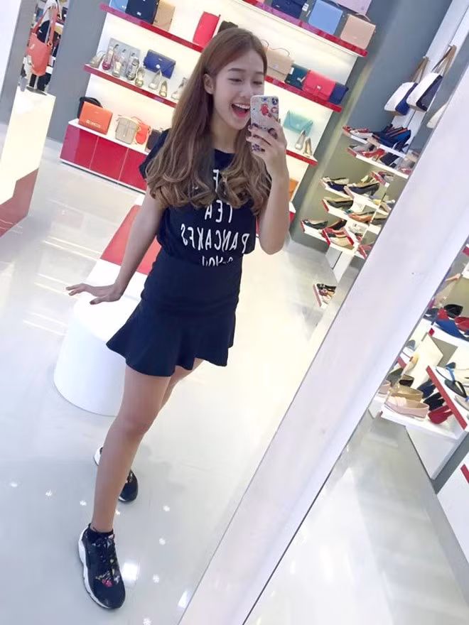 Được biết đến từ hình ảnh boxing girl xinh đẹp, Khả Ngân nhanh chóng thu hút sự quan tâm của cộng đồng mạng. Hot girl nổi tiếng Sài thành sở hữu chiều cao 1,66m.