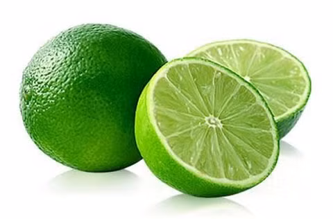 Quả chanh giàu vitamin C, có thể thúc đẩy trao đổi chất, làm chậm quá trình lão hóa, trắng da mờ vết thâm, thu nhỏ lỗ chân lông, làm mềm lớp vảy sừng của da, có tác dụng chăm sóc da rất mạnh, đồng thời còn có thể tăng cường khả năng chống nắng cho da.