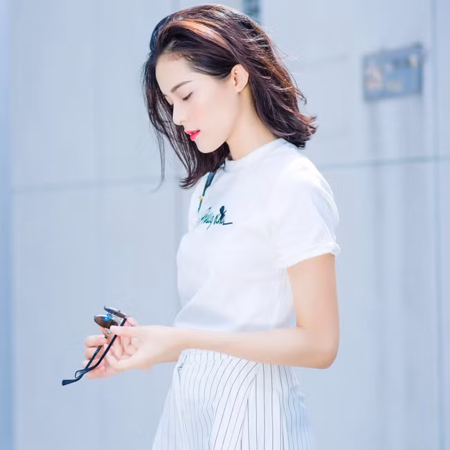 Không chỉ sở hữu gương mặt đẹp, vóc dáng Hạ Vi cũng rất gợi cảm. Cô được mệnh danh là "nàng thơ" của nhiếp ảnh gia Bobby Nguyễn.