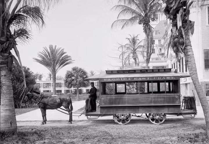 Hình ảnh một chiếc xe ngựa chở khách ở Palm Beach, bang Florida năm 1904.