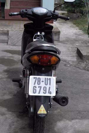Một tuần trôi qua. Bỗng có nguồn tin, Công an phường Nhơn Phú đang giữ một chiếc xe máy không gắn biển số không rõ của ai bỏ trong bụi cây ven đường Tây Sơn đã nhiều ngày. Hệ thống lại diễn biến vụ việc kết hợp với những thông tin liên quan, trinh sát nhận định có thể chiếc xe này xuất phát từ thị xã Sông Cầu, Phú Yên.