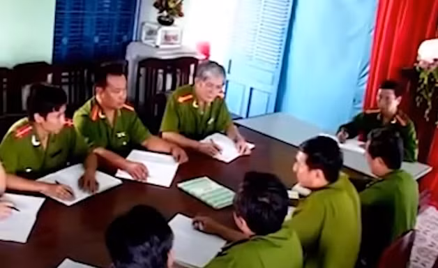 Bằng các biện pháp nghiệp vụ, trinh sát được biết đêm 11/12/2010, T. rời nhà trọ trên chiếc xe không biển số của mình đi về hướng Quy Nhơn. Khoảng 20h, T. đến ngã ba Ông Thọ thuộc địa phận phường Nhơn Bình, TP. Quy Nhơn và trò chuyện với hai thanh niên, sau đó chị chở một người quay về hướng nội thành Quy Nhơn.