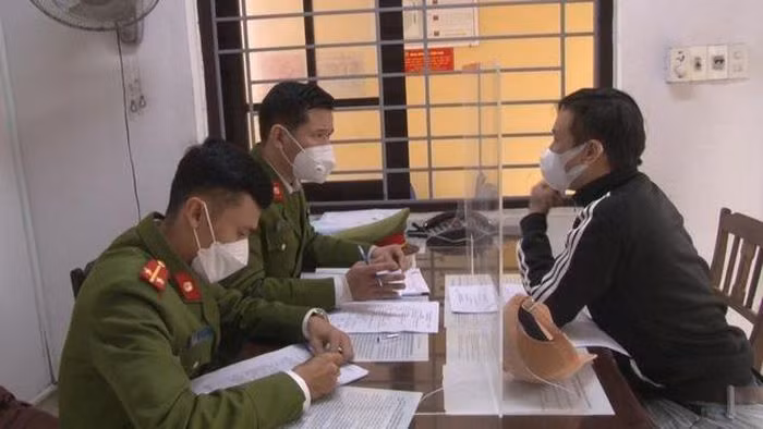  Làm giả ma túy để lừa bán cho con nghiện: Mặc dù không có ma túy nhưng Lê Phan Đại Dương (35 tuổi) và Phan Văn Ngọc (31 tuổi, cùng trú TP Huế, Thừa Thiên - Huế) vẫn gói thuốc tây giả làm ma túy rồi bán và chiếm đoạt 2,5 triệu đồng của con nghiện. Ngày 7/1, Công an TP Huế cho biết đã khởi tố, bắt tạm giam 2 đối tượng này. (Ảnh: Đối tượng Lê Phan Đại Dương)