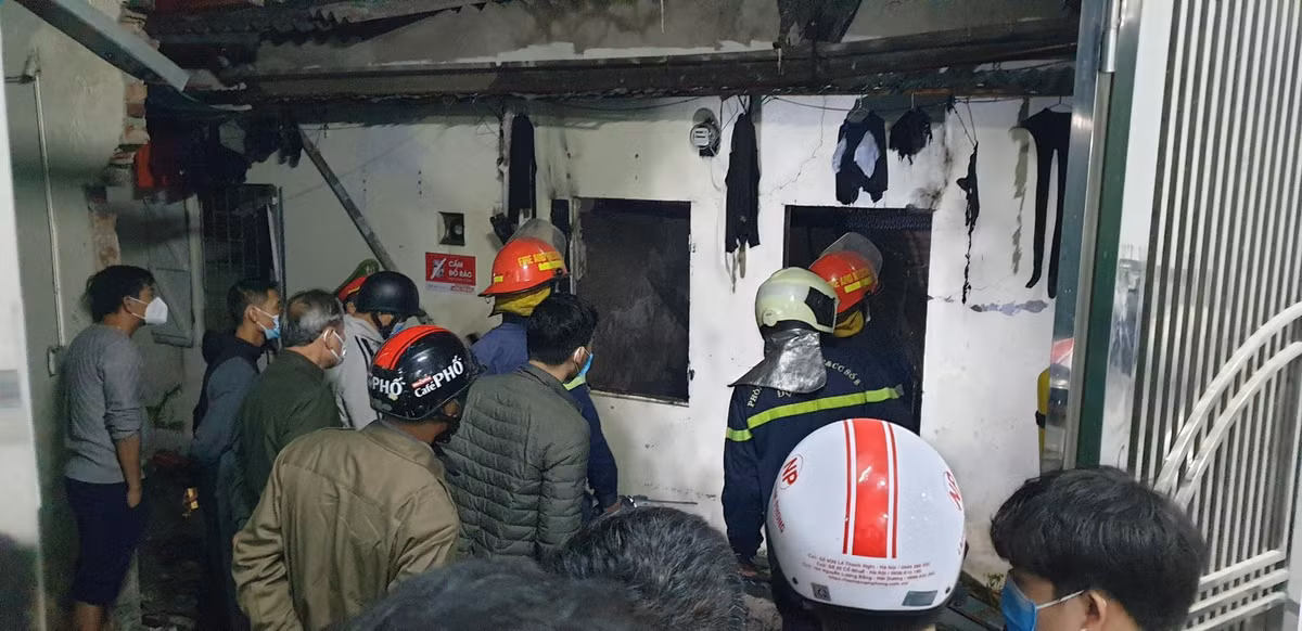 Bước đầu, cơ quan Công an xác định là nổ khí gas thoát ra ngoài phòng trọ, làm chết 3 nạn nhân. Cơ quan Công an đang xác minh nhân thân người thứ 3, nghi là em trai anh H. Hiện vụ nổ lớn trong căn nhà trọ ở Hà Nội khiến 3 người tử vong đang được cơ quan chức năng điều tra, làm rõ.