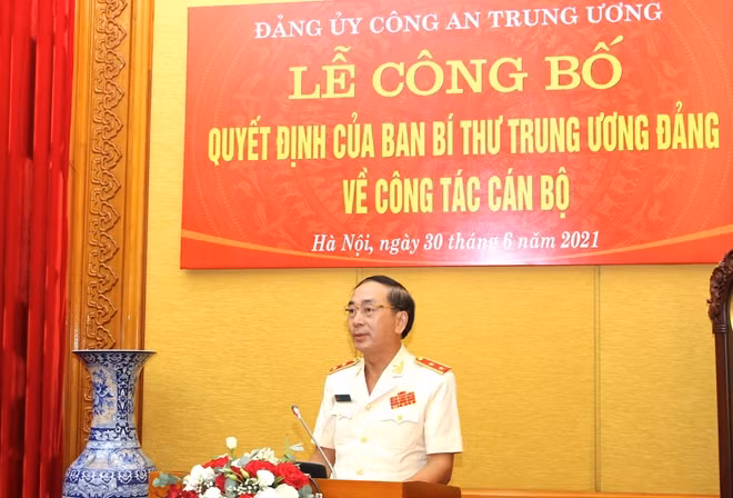 Thượng tướng Trần Quốc Tỏ sinh năm 1962, quê quán Ninh Bình là Uỷ viên Trung ương Đảng, Phó bí thư Đảng uỷ Công an Trung ương.