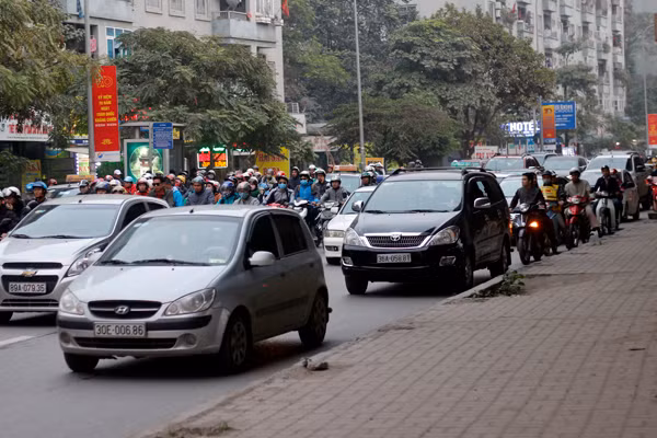 Xe máy lấn sang cả làn đường dành cho ô tô, ùn ùn kéo nhau về Thủ đô.