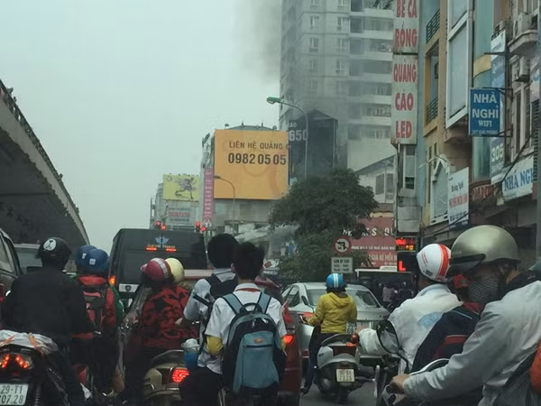 Giao thông gần khu vực xảy ra hỏa hoạn bị ùn ứ do người đi đường hiếu kỳ dừng lại để xem cháy.