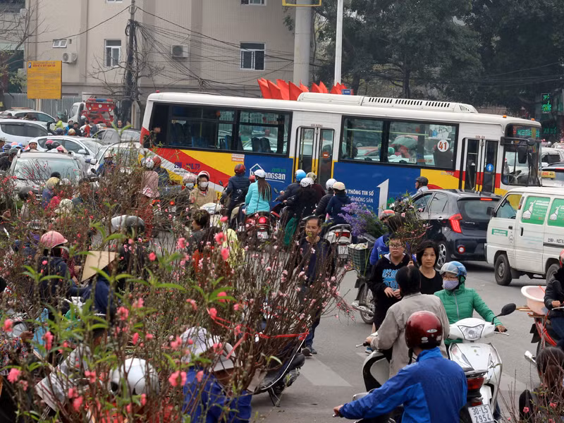 Khu vực vòng xuyến đường Âu Cơ – Xuân Diệu cũng thường xuyên ùn tắc, giao thông hỗn loạn do các phương tiện tập trung nhau đông đúc đi xuống chợ hoa Quảng An.