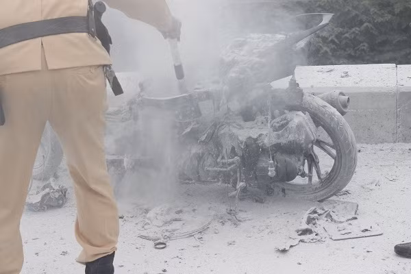 Ngay sau khi phát hiện vụ cháy, lực lượng cảnh sát giao thông, TTGT... gần khu vực khẩn trương đến hiện trường, sử dụng các bình cứu hỏa mini từ các phương tiện đang lưu thông trên đường để dập lửa.