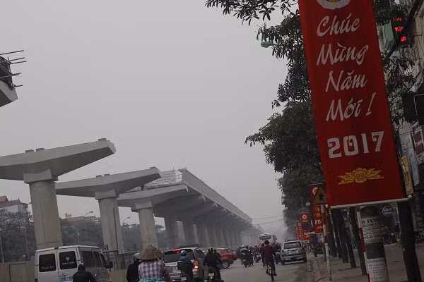 Đường phố Hà Nội được trang trí nhiều băng rôn, khẩu hiệu chúc mừng năm mới 2017.