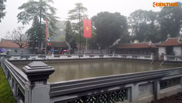 Màu tường cũ trước đây tại giếng Thiền Quang không còn do đã được làm mới.