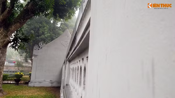 Những bức tường gạch cũ kỹ với dáng dấp cổ kính, rêu phong từ khu vực cổng Đại Trung Môn đến giếng Thiền Quang, các khu nhà, điện thờ đều biến thành màu trắng xám.