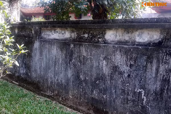 Tuy nhiên, du khách đều ngỡ ngàng trước hình ảnh những bức tường trong Văn Miếu - Quốc Tử Giám được làm mới, không còn nét cổ kính, rêu phong như trước kia.