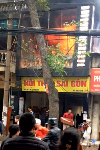 Chua chay ngun ngut o cua hang do go Ha Noi