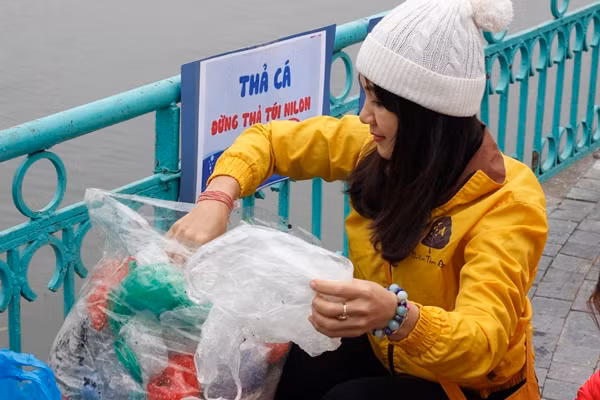 Chị Nguyễn Vũ Ngọc Bích (44 tuổi, Hà Nội) cho biết: "Đây là lần thứ 3 mình tham gia thu rác sau thả cá chép tiễn Táo quân về chầu trời. Tôi thấy các cô, dì, chú, bác... đến hồ Tây thả cá đều rất ý thức, không xả rác bừa bãi, gây ô nhiễm môi trường".