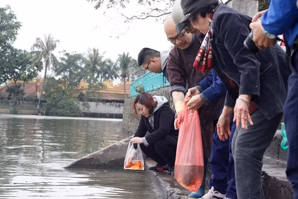 Mọi người tập trung, hào hứng thả cá chép tiễn Táo quân.