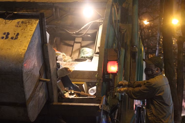 Những chuyến xe chở đầy rác liên tục được vận chuyển vào ngày 29 Tết ở Hà Nội.