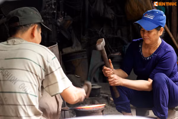Do những ngày cận Tết Nguyên đán Đinh Dậu, số lượng khách đặt hàng nhiều nên vợ của ông Sử cũng dành hầu hết toàn bộ thời gian phụ chồng rèn dao, kéo.