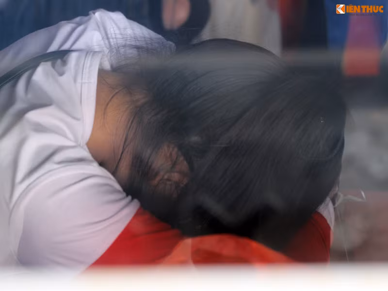 Ngủ gục ngay khi lên được chỗ ngồi trên tàu.