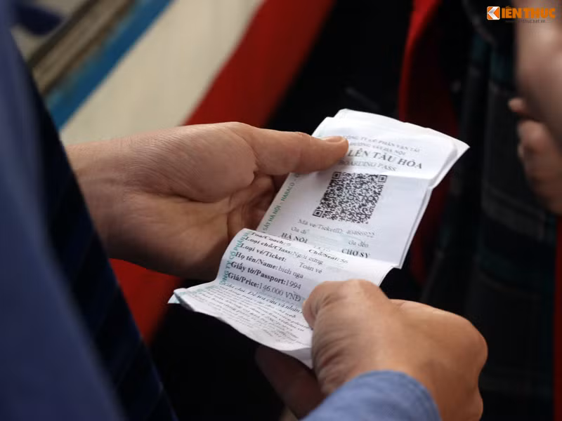 Ông Hà Quốc Hùng cho biết thêm: "Đến thời điểm này, ở ga Hà Nội, chưa thấy hành khách nào vào nhà ga báo mua phải vé giả. Bên cạnh đó, nhà ga cũng thường xuyên khuyến cáo với hành khách nên mua vé qua các trang bán vé chính thống, hoặc khi đến ga thì phải mua vé ở cửa bán theo đúng quy định, đồng thời nắm bắt các thông tin về chuyến đi".