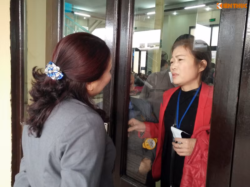 Tuy nhiên, thời điểm PV ghi nhận, có một số hành khách cùng người nhà mếu máo bởi không lên kịp chuyến tàu về quê ăn Tết (tuyến Hà Nội - Chợ Sy). Nhân viên ở cửa soát vé hướng dẫn khách di chuyển xuống bến Giáp Bát (Hà Nội) may ra bắt kịp chuyến tàu.